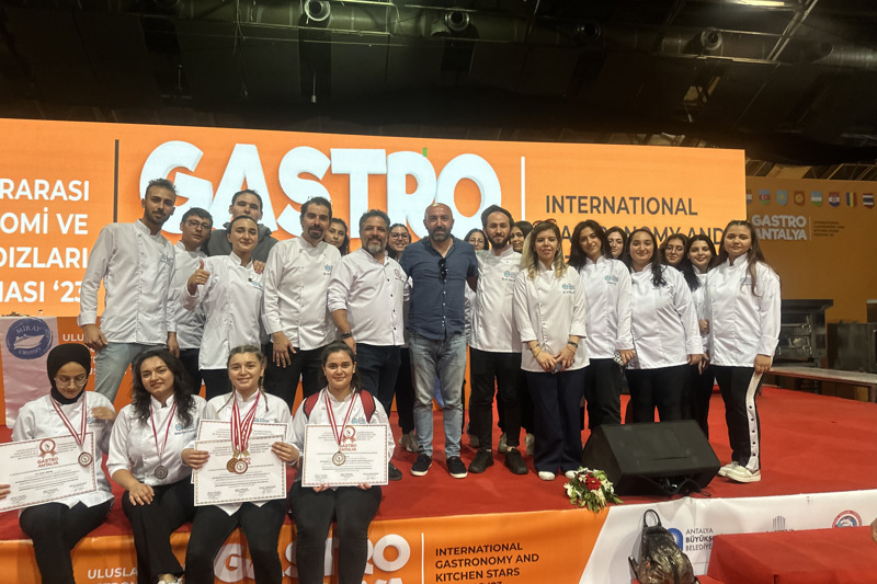 GAZİPAŞA MUSTAFA RAHMİ BÜYÜKBALLI MESLEK YÜKSEKOKULU AŞÇILIK PROGRAMI, GASTROANTALYA, 4. ULUSLARARASI GASTRONOMİ VE MUTFAK YILDIZLARI BULUŞMASI'NDAN ÖDÜLLERLE DÖNDÜ.