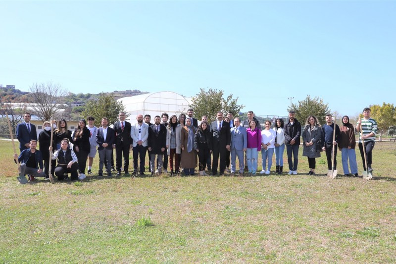 ALKÜ'DE MEYVE FİDANLARI TOPRAKLA BULUŞTU.